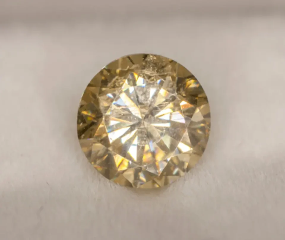 Blog - Moissanita vs Diamante: &iquest;Cu&aacute;l es la mejor opci&oacute;n para un anillo de compromiso? - Joyer&iacute;a C&aacute;ceres Salazar