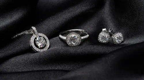 Blog - Moissanita vs Diamante: &iquest;Cu&aacute;l es la mejor opci&oacute;n para un anillo de compromiso? - Joyer&iacute;a C&aacute;ceres Salazar