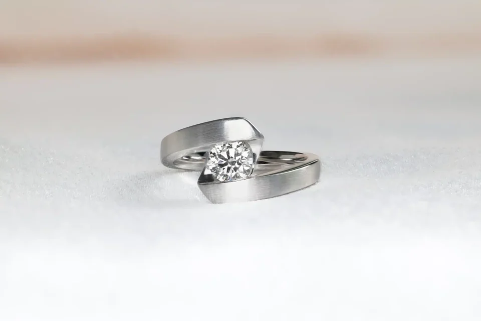 Anillo en oro blanco 18k — Joyería Cáceres