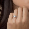 Anillo de compromiso Zarina en oro blanco 18k puesto en la mano