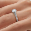 Anillo de compromiso Zarina en oro blanco 18k puesto en la mano (vista 3)