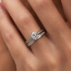 Anillo de compromiso Zarina en oro blanco 18k puesto en la mano (vista 4)