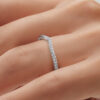 Cintillo de eternidad Aurelle en oro blanco 18k puesto en la mano (vista 2)
