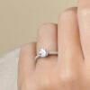 anillo compromiso bloomsbury oro blanco 18k en mano 01