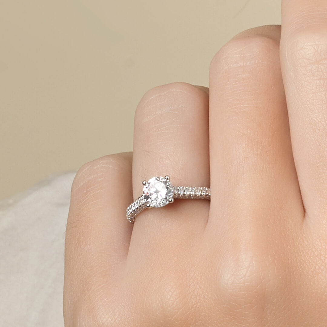 anillo compromiso bloomsbury oro blanco 18k en mano 01