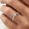 anillo compromiso bloomsbury oro blanco 18k en mano 02
