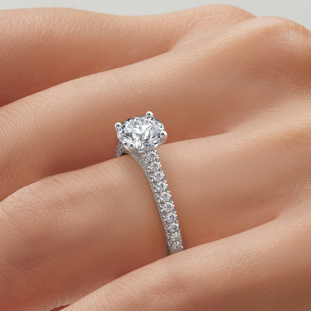 anillo compromiso bloomsbury oro blanco 18k en mano 03