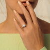 anillo compromiso esperanza oro blanco 18k en mano 01