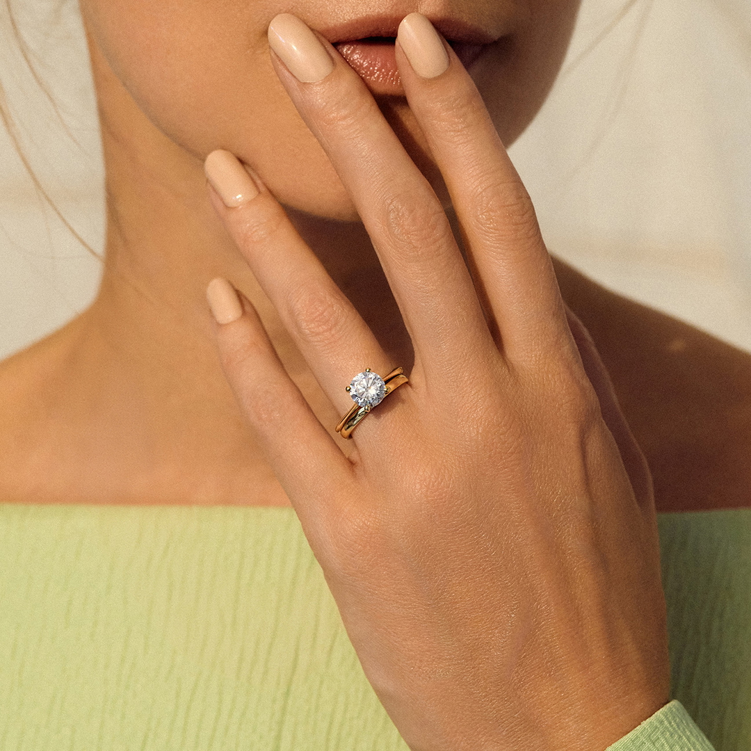 anillo compromiso esperanza oro blanco 18k en mano 01