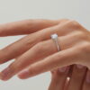 anillo compromiso esperanza oro blanco 18k en mano 03
