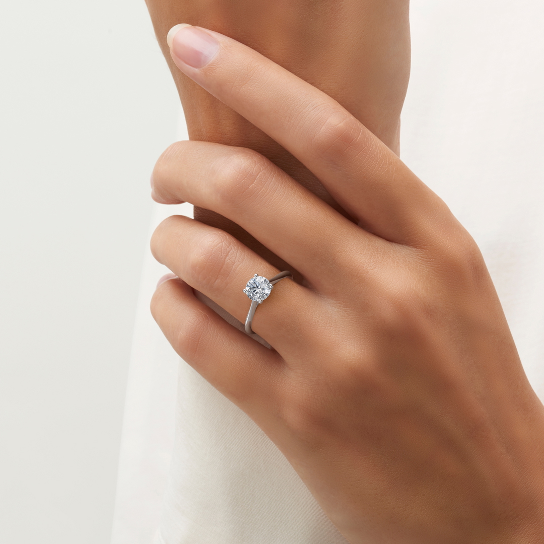 anillo compromiso iris oro blanco 18k en mano 01