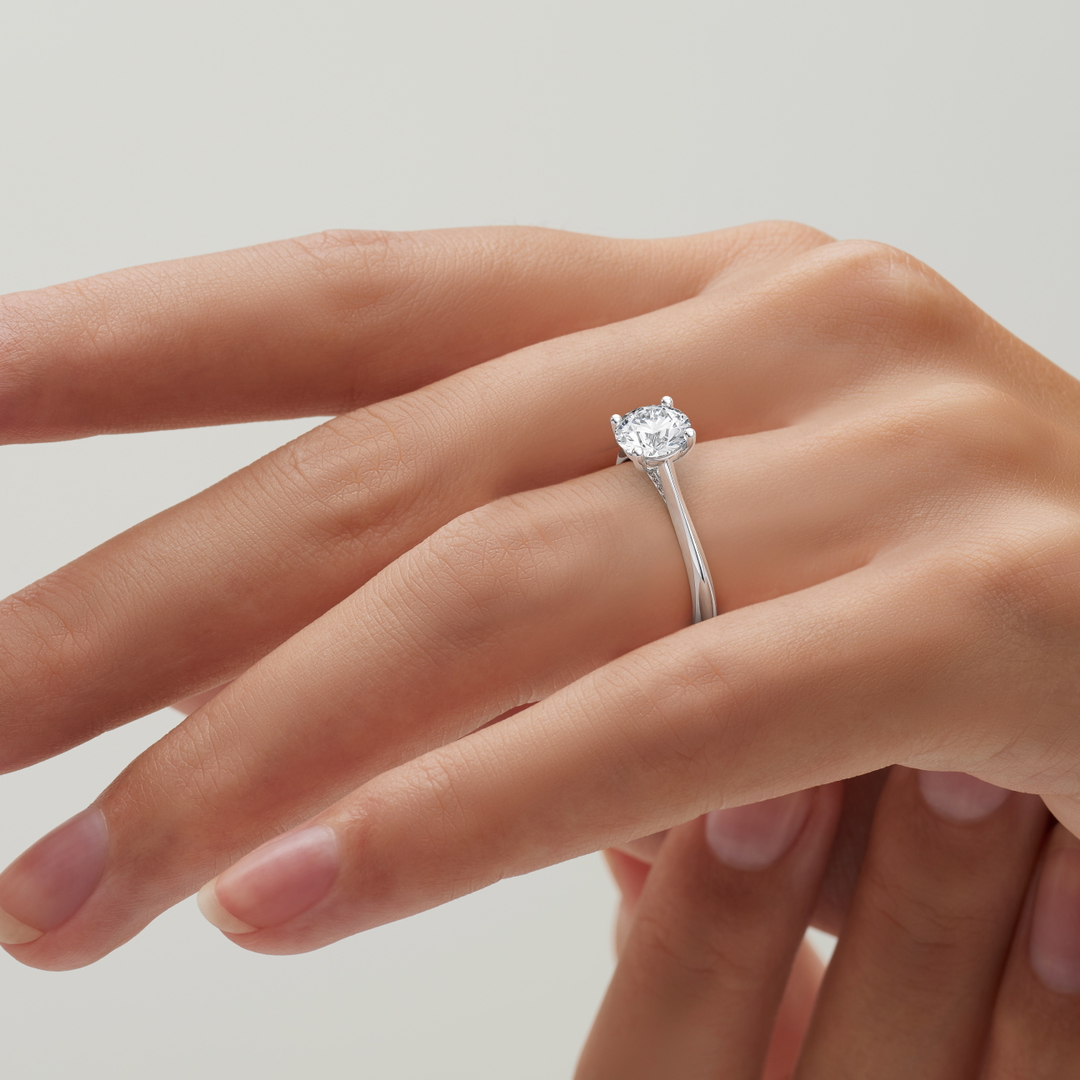 anillo compromiso iris oro blanco 18k en mano 02