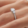 anillo compromiso lisboa oro blanco 18k en mano 02