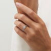 anillo compromiso lola oro blanco 18k en mano 01