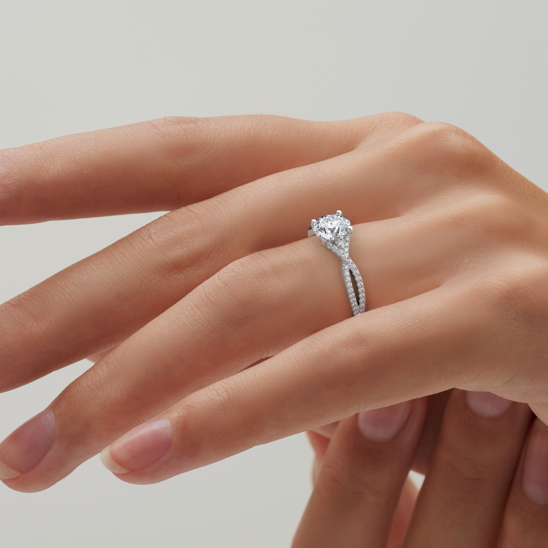 anillo compromiso lola oro blanco 18k en mano 02