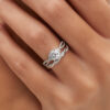 anillo compromiso lola oro blanco 18k en mano 03