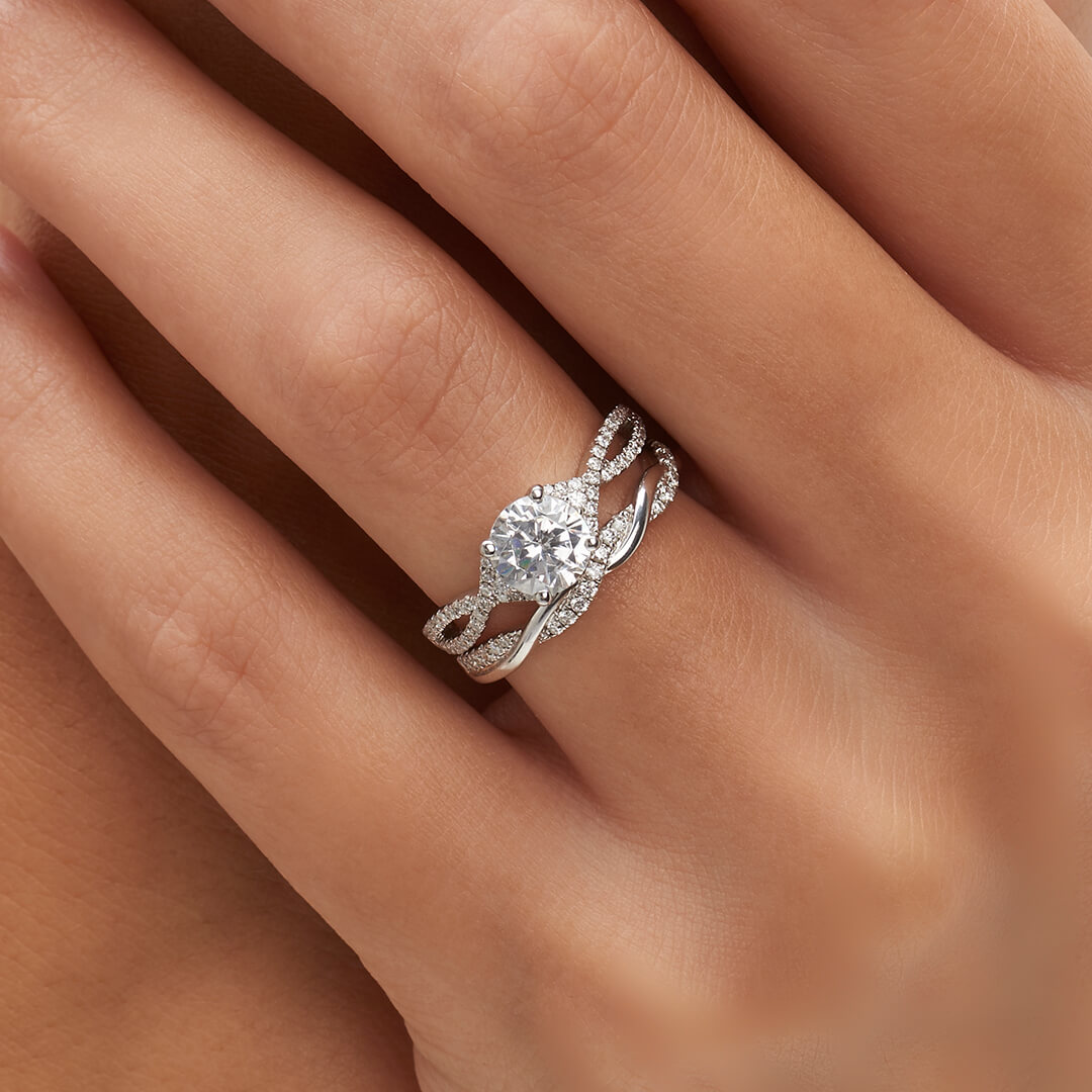 anillo compromiso lola oro blanco 18k en mano 03