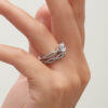 anillo compromiso lola oro blanco 18k en mano 04