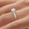 anillo compromiso seducir oro blanco 18k en mano 02