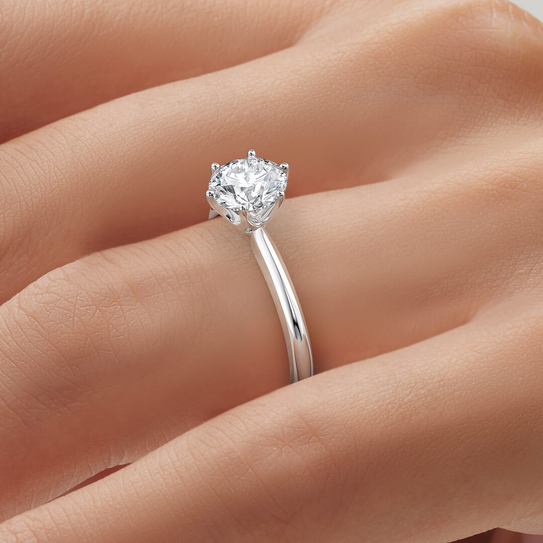 anillo compromiso seducir oro blanco 18k en mano 02