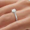 anillo compromiso thea oro blanco 18k en mano 02