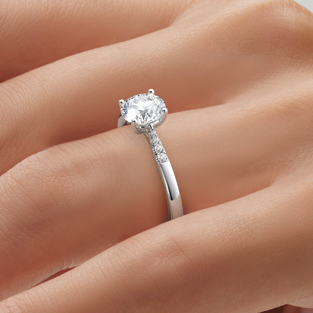anillo compromiso thea oro blanco 18k en mano 02