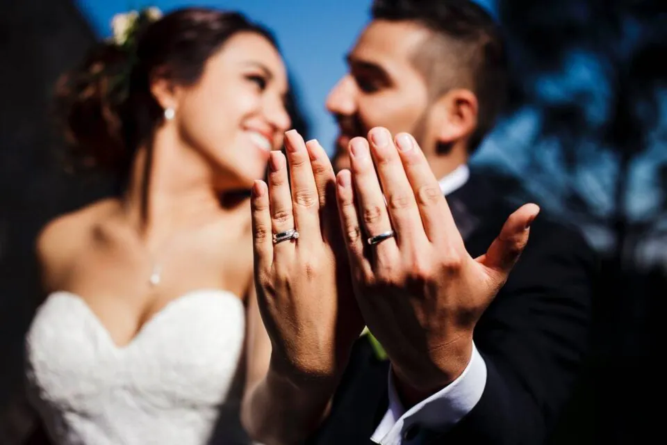 donde se llevan los anillos de matrimonio