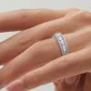Anillo de Compromiso Anastasia puesto en la mano — Joyería Cáceres