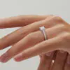 Anillo de compromiso Aurora en oro blanco 18k puesto en la mano (vista 2)