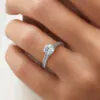 Anillo de compromiso Zarina en oro blanco 18k puesto en la mano (vista 2)