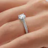Anillo de compromiso Zarina en oro blanco 18k puesto en la mano (vista 3)