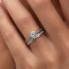 Anillo de compromiso Zarina en oro blanco 18k puesto en la mano (vista 4)