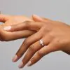Anillo de Compromiso Barcelona puesto en la mano — Joyería Cáceres