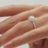 Anillo de Compromiso Aphrodite Rubí puesto en la mano — Joyería Cáceres