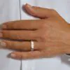 Anillo de Compromiso Augustus puesto en la mano — Joyería Cáceres