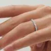 Anillo de Compromiso Giselle puesto en la mano — Joyería Cáceres