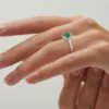 Anillo de Compromiso Cassia Esmeralda puesto en la mano — Joyería Cáceres