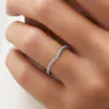 Cintillo de eternidad Aurelle en oro blanco 18k puesto en la mano