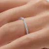 Cintillo de eternidad Aurelle en oro blanco 18k puesto en la mano (vista 2)