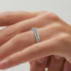 Cintillo de eternidad Aurelle en oro blanco 18k puesto en la mano (vista 5)