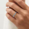 Cintillo de eternidad Aurelle en oro blanco 18k puesto en la mano (vista 6)