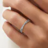 Cintillo de eternidad Cassia en oro blanco 18k puesto en la mano