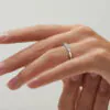 Cintillo de eternidad Chérie en oro blanco 18k puesto en la mano (vista 2)
