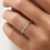 Cintillo de eternidad Delphine en oro blanco 18k puesto en la mano
