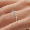Cintillo de eternidad Delphine en oro blanco 18k puesto en la mano (vista 2)