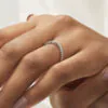 Cintillo de eternidad Duchess en oro blanco 18k puesto en la mano