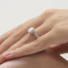 Cintillo de eternidad Duchess en oro blanco 18k puesto en la mano (vista 2)