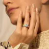 Cintillo de eternidad Kinia en oro blanco 18k puesto en la mano