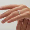 Cintillo de eternidad Kinia en oro blanco 18k puesto en la mano (vista 2)