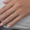Cintillo de eternidad Lolas en oro blanco 18k puesto en la mano
